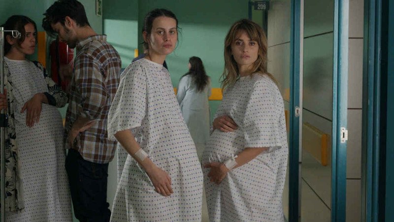 'Madres paralelas', la potente propuesta de Pedro Almodóvar para volver al cine